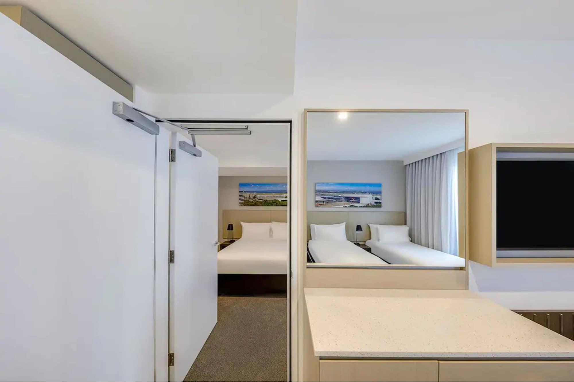 Travelodge Hotel Sydney Airport Exteriér fotografie Room view from the balcony