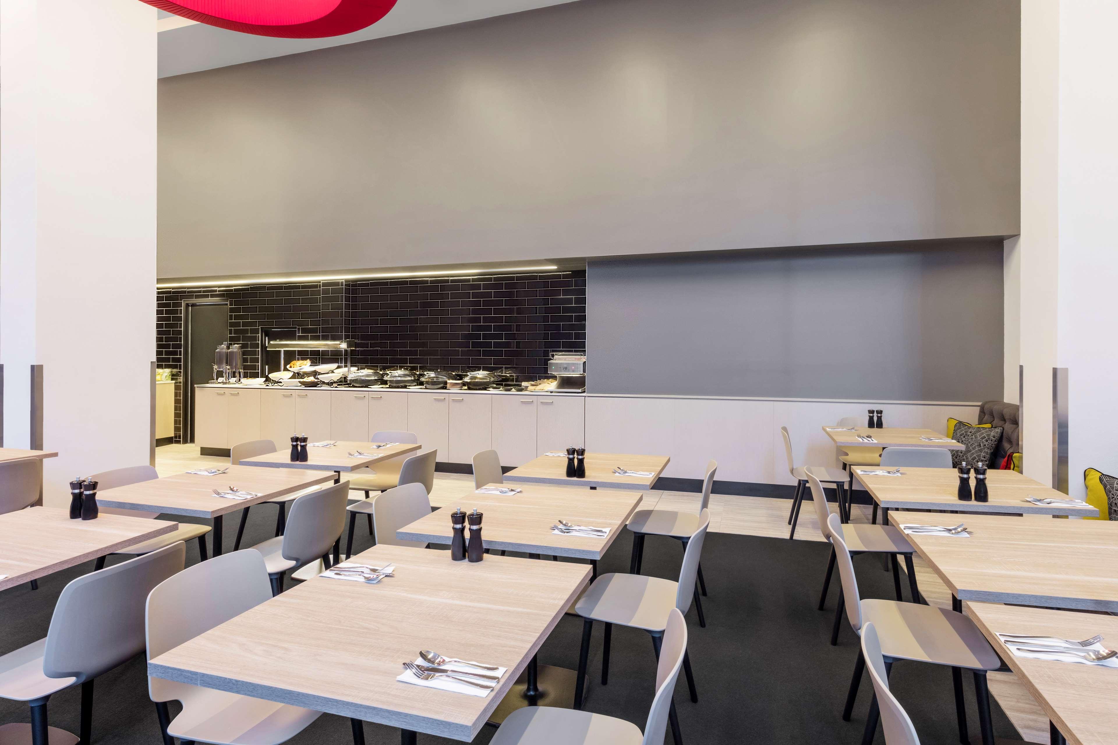 Travelodge Hotel Sydney Airport Exteriér fotografie Breakfast buffet at a modern hotel