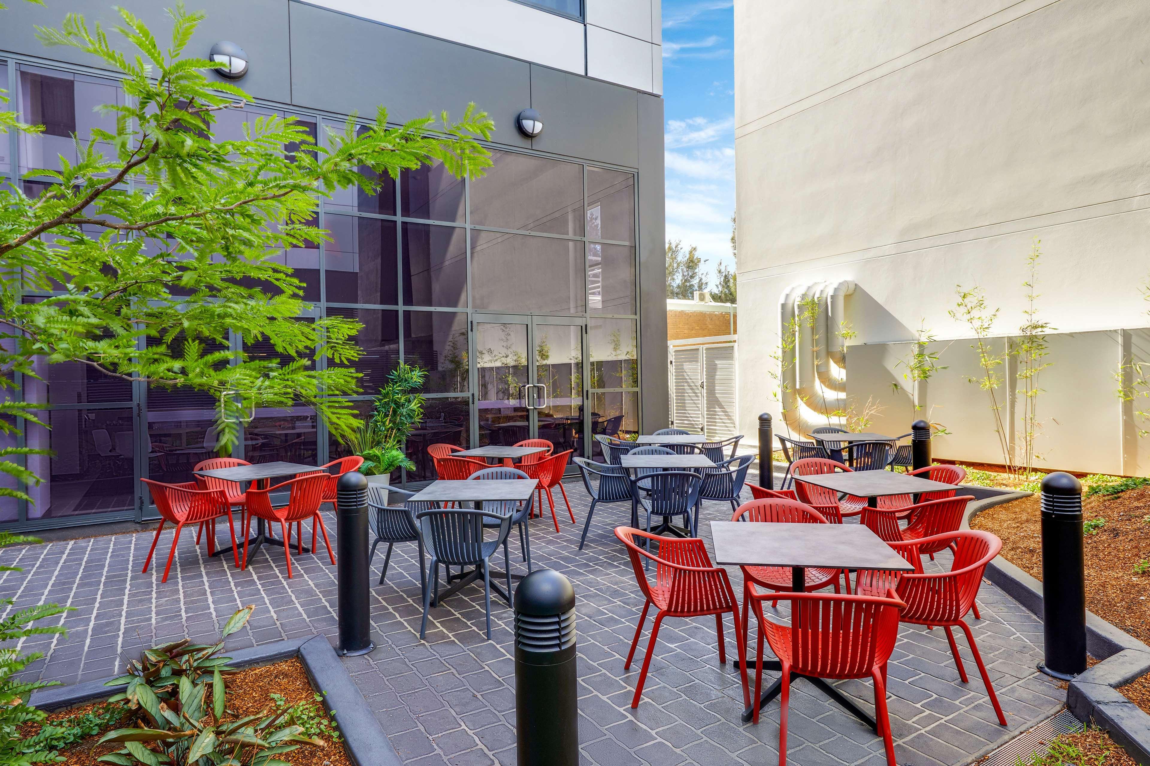 Travelodge Hotel Sydney Airport Exteriér fotografie "The building is a 100% green building"