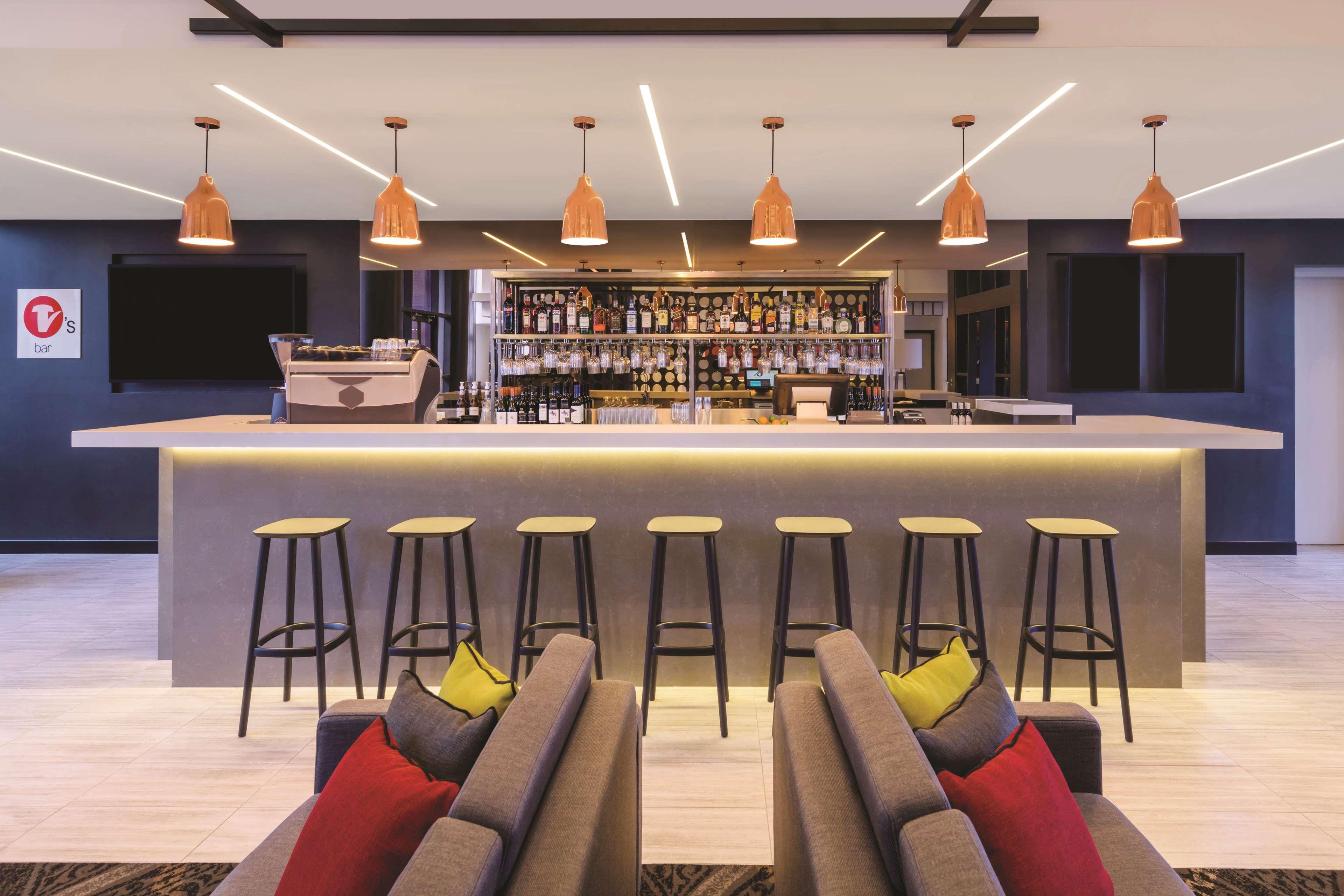 Travelodge Hotel Sydney Airport Exteriér fotografie The bar at the hotel