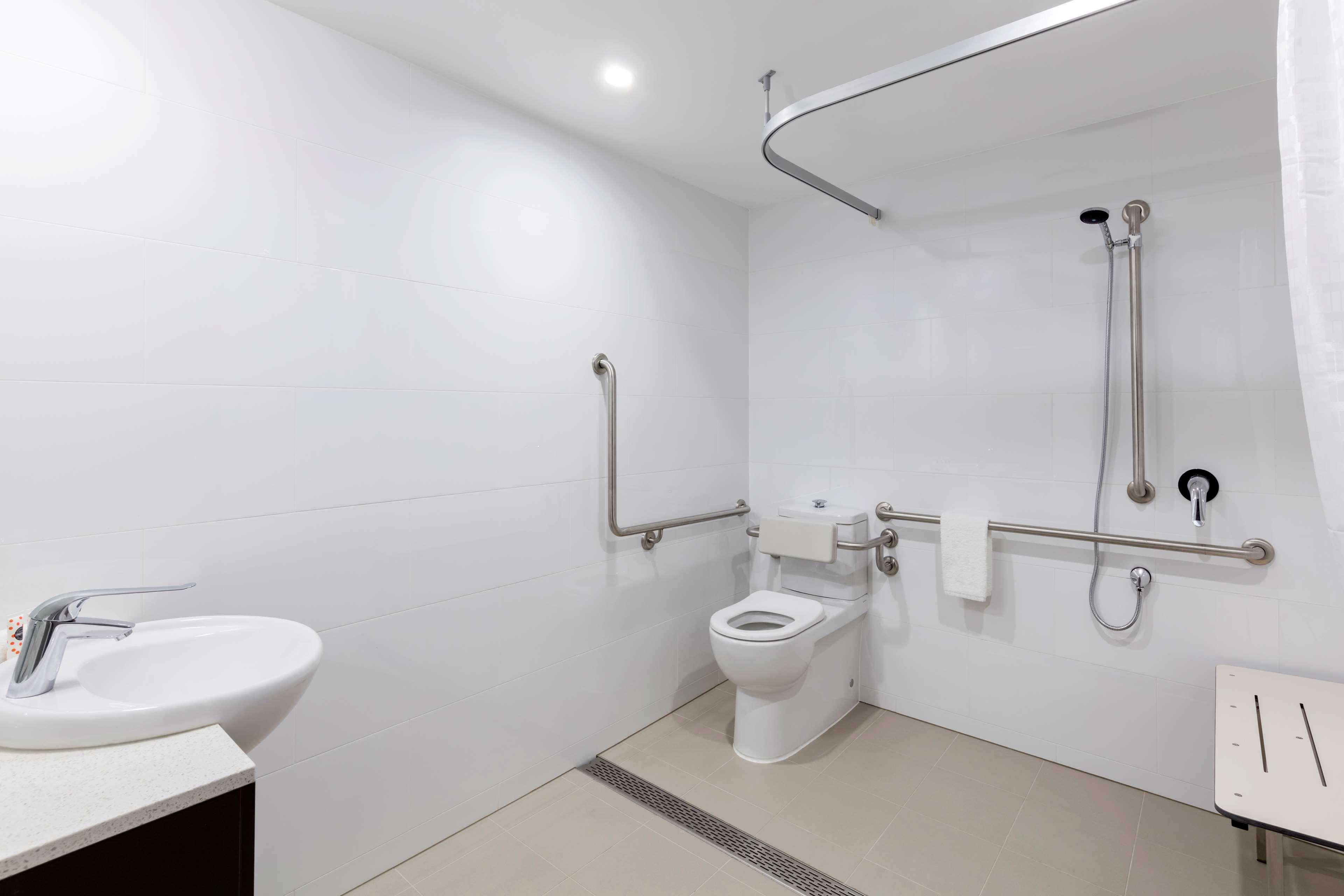 Travelodge Hotel Sydney Airport Exteriér fotografie A bathroom with a shower and toilet